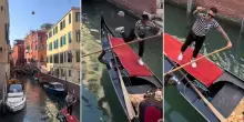 Venezia, giocano lungo il canale: il colpo di tacco del gondoliere salva la palla dall'acqua