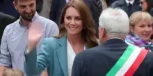 Reggio Emilia in festa per principessa Kate, bandiere e cappelli in stile Elisabetta