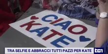Tra selfie e abbracci, tutti pazzi per Kate