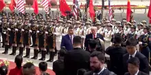 Trump e Xi sul tappeto rosso passano in rassegna la Guardia d'Onore