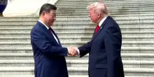 Il momento della storica stretta di mano tra Xi Jinping e Donald Trump
