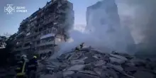 La Russia colpisce Kiev con droni e missili balistici, si cerca sotto le macerie