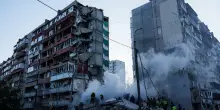 Missili e droni russi su Kiev, almeno 21 morti. Tre sono bambini