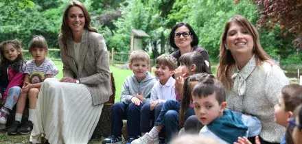 La principessa Kate a Reggio Emilia, tra regali dei fan e tortellini per studiare modello pedagogico