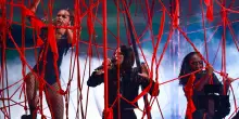 Eurovision, Svizzera: Veronica Fusaro intrappolata in una gabbia di corde rosse