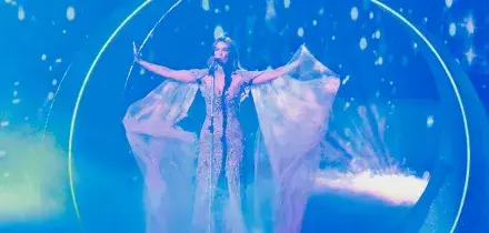 Eurovision, Australia: Delta Goodrem vola sul pianoforte cantando &ldquo;Eclipse&rdquo;