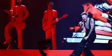 Eurovision, Norvegia: Jonas Lovv provoca con latex, luci rosse e fuochi d&rsquo;artificio