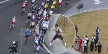 Giro d'Italia. Follia alla "Rosa": un ragazzo tenta di far cadere i ciclisti
