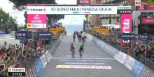 Giro d'Italia. L'arrivo a Napoli in volata di Davide Ballerini. Ancora una caduta di gruppo