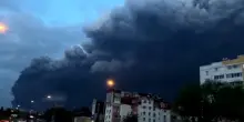 Un'enorme colonna di fumo si alza e oscura il cielo a Ryazan