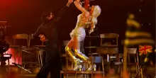 Eurovision, Linda Lampenius corre sui tacchi e salta sulla sedia: il trucco c'&egrave; ma non si vede