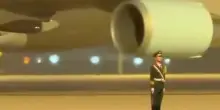 Soldato cinese sembra sfiorato dall'Air Force One ma non si muove: il video virale
