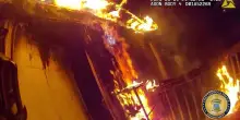 Usa, poliziotto salva una donna e due bambini dalle fiamme: le immagini della bodycam