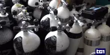 L'istruttore subacqueo spiega l'utilizzo delle attrezzature per un'immersione