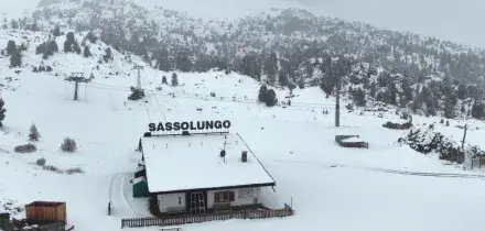 Nevicata di maggio sulle Dolomiti: il drone in volo al Passo Sella
