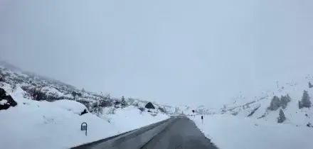 Spettacolare camera car sulla neve di Passo Pordoi: nevicata di maggio