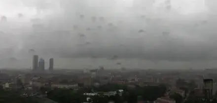 Le nubi minacciose sul cielo di Milano: pioggia, immagini dalla tower cam