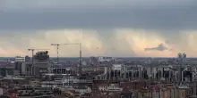 Il fronte temporalesco raggiunge d'improvviso Milano: le immagini dall'alto