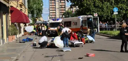 Modena, auto falcia una decina di persone a piedi: ci sono feriti, alcuni in modo grave