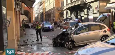 Auto sui pedoni a Modena, fermato l'autista: &egrave; un 31enne di origini marocchine
