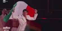 La Flag Parade di Eurovision 2026: Sal Da Vinci sfila con la bandiera dell'Italia