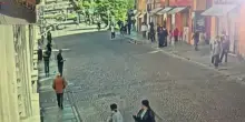 Modena: la folle corsa dell'auto, i pedoni a terra, lo schianto contro il negozio