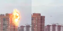 Filmano il drone ucraino nel cielo di Mosca finch&eacute; non si schianta su un palazzo - Video
