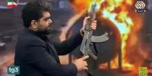 La tv di Stato iraniana fa lezioni sulle armi: il conduttore in studio con un kalashnikov