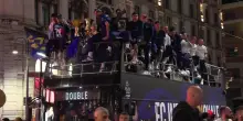 Scudetto Inter, l'arrivo del pullman nerazzurro in Duomo tra i fuochi d'artificio
