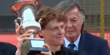 Sinner alza il trofeo gioioso sotto lo sguardo di Panatta e Mattarella