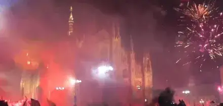 Scudetto Inter, l'arrivo del pullman dei calciatori in Duomo tra i fuochi d'artificio