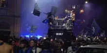 Festa scudetto. i giocatori dell'Inter si affacciano dal balcone: piazza in visibilio