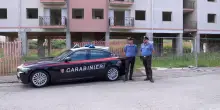 Due donne trovate morte in un cantiere edile, un fermato. Le immagini dello stabile abbandonato