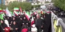 Iran, il regime mobilita anche le donne e i bambini per la propaganda militare. E in tv si spara