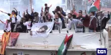 Il nuovo abbordaggio della Flotilla. Ma alcune imbarcazioni proseguono la navigazione