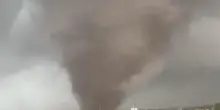 Potente tornado in Nebraska, case evacuate e blackout dopo la tempesta: le riprese ravvicinate