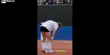 Tennis, Moutet sorpreso da un passante sfoga la rabbia tirandosi gi&ugrave; i pantaloncini