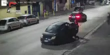 Napoli, rapinano in piena notte commerciante ortofrutticolo: l'aggressione ripresa in video