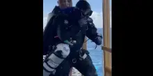 Maldive, il momento in cui la squadra di sub si immerge per la missione di recupero dei corpi