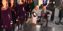 Carlo e Camilla suonano i tamburi tradizionali irlandesi a Belfast