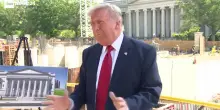 Trump ispeziona i lavori della ballroom della Casa Bianca: "Sar&agrave; speciale"