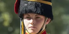 Soldatessa 24enne cade da cavallo e muore al Royal Windsor Horse. Re Carlo sotto choc