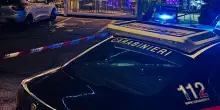 Lodi, si ferma per aiutare un uomo ma viene accoltellata: 54enne in gravissime condizioni