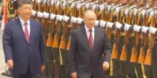 Tappeto rosso, fanfara e bambini festanti per l'arrivo di Putin a Pechino