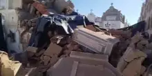 Terremoto in Per&ugrave;, crollano le tombe nel cimitero: bare tra le macerie