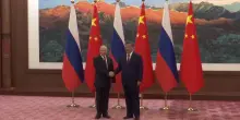 Xi e Putin, la stretta di mano di fronte ai fotografi: "Rapporto indissolubile"