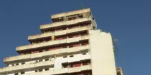 Crollo Vela Rossa a Scampia, i detriti sul condominio adiacente: "Una tragedia sfiorata"