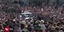 Il Papa scende dalla papamobile per salutare un gruppo di ragazzi