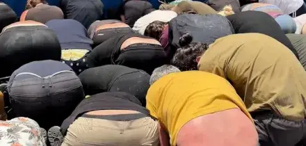 Attivisti Flotilla bendati e in ginocchio. Netanyahu: "'Ben Gvir ha sbagliato"