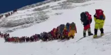 Everest, coda record verso la vetta: centinaia di alpinisti in fila sul versante nepalese